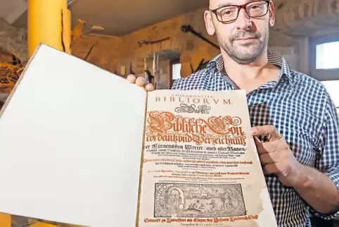 Andreas Rauch präsentiert das restaurierte Buch.