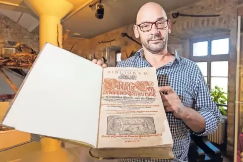 Andreas Rauch präsentiert das restaurierte Buch.