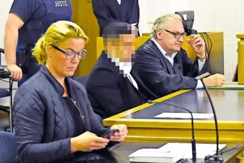 Anspannung vor dem Prozessauftakt: der Angeklagte mit einer Dolmetscherin und seinem Verteidiger Uwe Kirsch.
