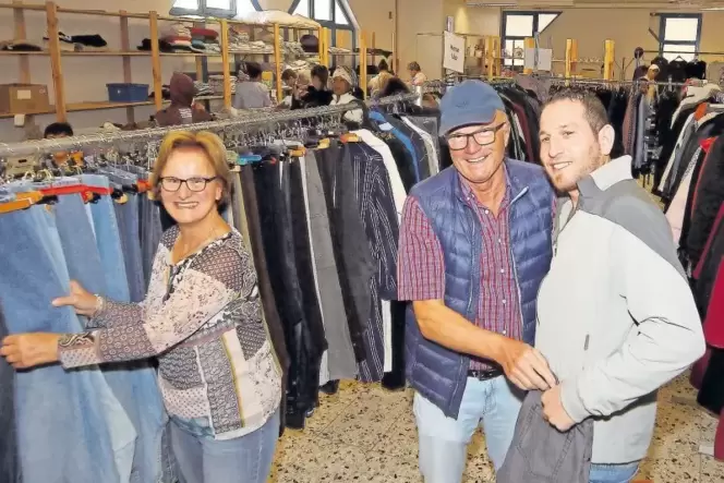 Auf der Suche nach der passenden Hose: Die Helfer Doris Jungkind und Manfred Knittel (Mitte) sind Kleiderkammmer-Kunde Khalad be