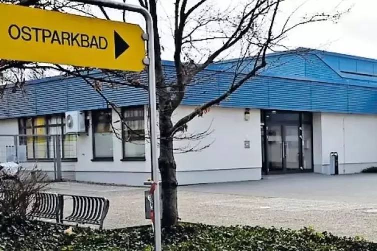 Der Tatort in Frankenthal: Auf dem Platz vor dem Ostparkbad kam es zu den tödlichen Stichen.