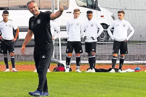 Training in Erbach: U16-Nationaltrainer Christian Wück gibt Anweisungen. Unter seinen Zöglingen ist Ex-FCK-Junior Bambasé Conté 