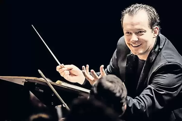 Andris Nelsons dirigiert das Leipziger Gewandhausorchester und eröffnet damit die Saison.