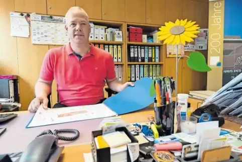 Im Büro des Bürgermeisters warten tagtäglich ein Berg von Arbeit sowie viele Dinge, die ihm gefallen und etwas bedeuten, auf Ral