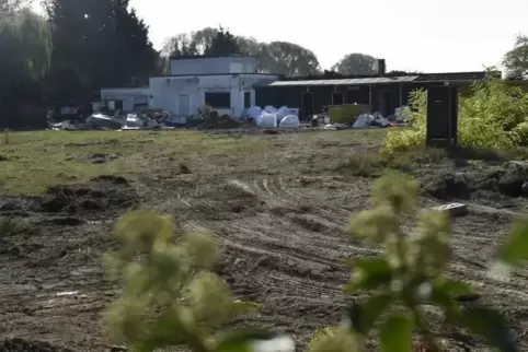 Vor dem Abriss: alte Gebäude auf dem künftigen Kita-Areal. Foto: BOLTE