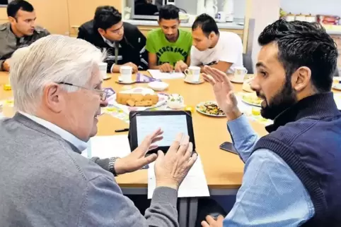 Das war im November 2015: Georg Mergler vom Bobenheim-Roxheimer Ehrenarbeitskreis (vorne links) wird von Mohamad Khaled al Zalak