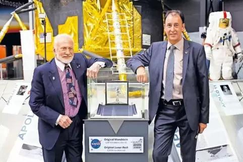 Zweiter Mann auf dem Mond und Ausstellungsleiter: Buzz Aldrin und Gerhard Daum mit dem „Speyerer“ Mondschein.