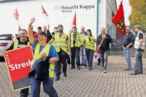 12,68 Euro Lohn pro Stunde, statt nur zwischen zehn und elf. Für diese Forderung beendeten die Mitarbeiter von Smurfit Kappa Ser