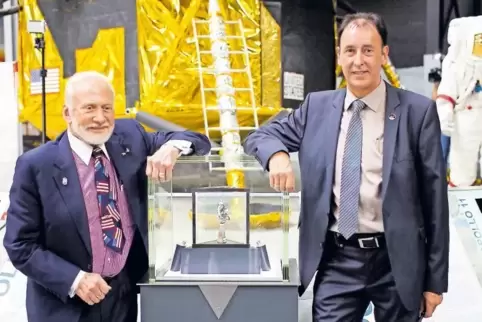 Zweiter Mann auf dem Mond und Ausstellungsleiter: Buzz Aldrin (links) und Gerhard Daum mit dem „Speyerer“ Mondstein.