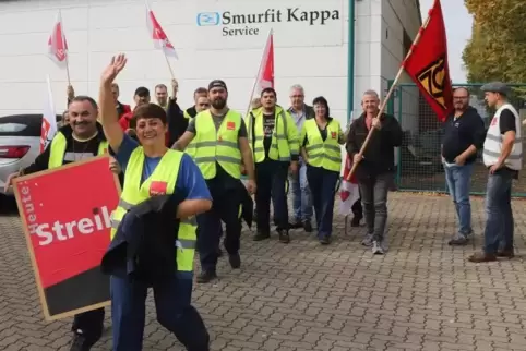 12,68 Euro Lohn pro Stunde, statt nur zwischen zehn und elf. Für diese Forderung legten die Mitarbeiter von Smurfit Kappa Servic