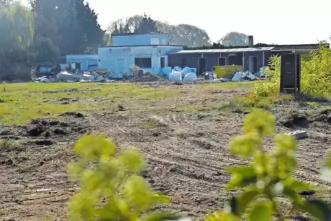 Vor dem Abriss: alte Gebäude auf dem künftigen Kita-Areal.