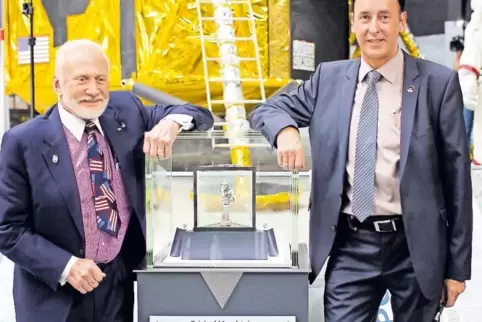 Zweiter Mann auf dem Mond und Ausstellungsleiter: Buzz Aldrin und Gerhard Daum mit dem „Speyerer“ Mondstein.