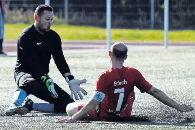 Eine harte Landung wie bei der 0:1-Niederlage gegen die DJK Eppstein will der MTSV Beindersheim, hier Marc Erbach mit DJK-Torhüt Eine harte Landung wie bei der 0:1-Niederlage gegen die DJK Eppstein will der MTSV Beindersheim, hier Marc Erbach mit DJK-Torhüt