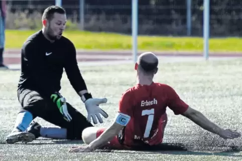 Eine harte Landung wie bei der 0:1-Niederlage gegen die DJK Eppstein will der MTSV Beindersheim, hier Marc Erbach mit DJK-Torhüt