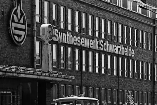 VEB Synthesewerk Schwarzheide hieß die Chemiefabrik zu DDR-Zeiten bis 1990. VEB war die Abkürzung für Volkseigener Betrieb.
