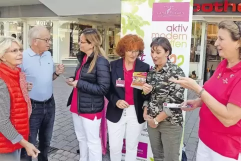 Frische Farben, frische Ideen: Marion Schneider und Andrea Jung (Mitte) sowie Rose Reber (rechts) informieren interessierte Bürg