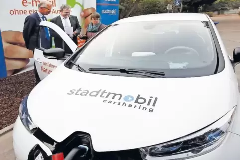 Wird geladen: das neue E-Auto an der Carsharing-Station an der Stadthalle. SWS-Geschäftsführer Wolfgang Bühring (von links), OB 