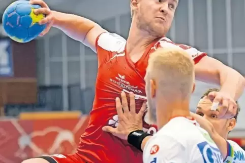 Bitter: Für Alexander Feld (links) scheint die Saison beendet. Der 25 Jahre alte Spielmacher der Eulen Ludwigshafen hat sich ges