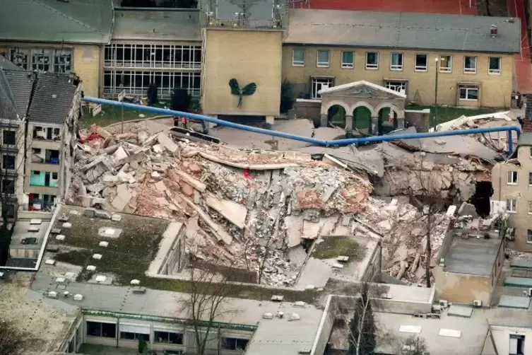 Das Stadtarchiv Köln stürzte am 3. März 2009 ein. Zwei Anwohner verloren dabei das Leben.  Foto: dpa 