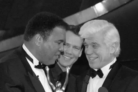 16. Dezember 1998: Karl Mildenberger (rechts) traf Muhammad Ali alias Cassius Clay bei einer ARD-Gala in Frankfurt wieder. In de
