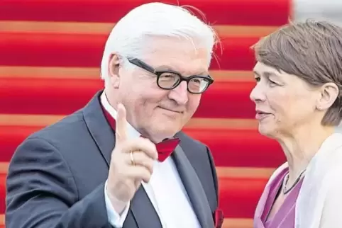 Bundespräsident Frank-Walter Steinmeier – hier mit Ehefrau Elke Büdenbender – besucht den Hochschulcampus am Kreuzberg.
