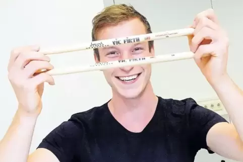 Mit seinen persönlichen Schlagzeugstöcken: Tobias Urbanczyk.
