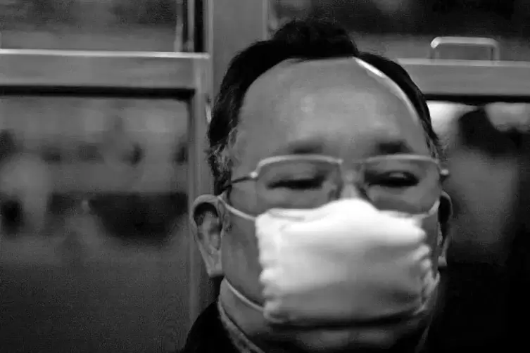 „Maske“ ist der Titel dieser Aufnahme, die auf das japanische No-Theater anspielt, bei dem die Schauspieler maskiert sind.