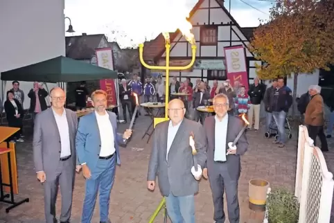 Die Erdgasfackel ist entzündet, die Versorgung steht. Von links: Kreisbeigeordneter Christof Reichert, Vertriebsleiter Werner Br