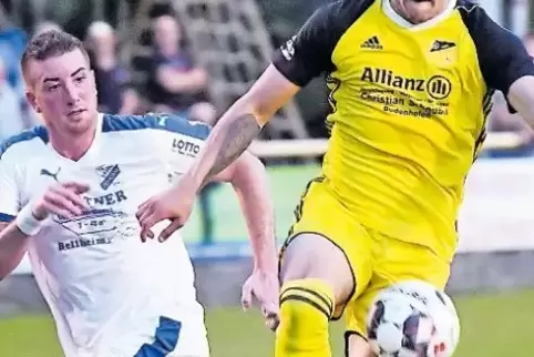 Einer von vielen Ausfällen: Dudenhofens Marius Scharfhaupt (rechts, im Spiel gegen Zeiskam).