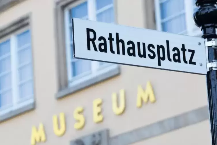 Vor einem Jahr Thema bundesweiter Schlagzeilen: Der Frankenthaler Rathausplatz beh&auml;lt seinen Namen.