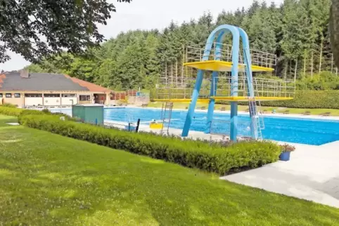 Das Schwimmbad samt Sprungturm und Gebäude im alten Zustand.