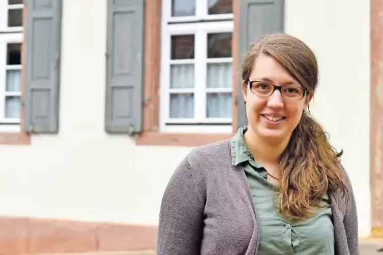 Im protestantischen Gemeindehaus in Großniedesheim will Deborah Hönig einen Gruppenraum für Jugendliche einrichten.