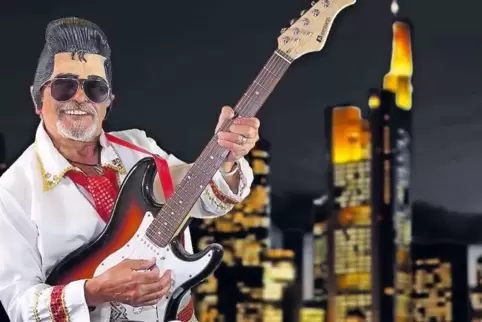 Erinnert an Elvis Presley: Herbert Krick mit Tolle und weißem Glitzeroverall.