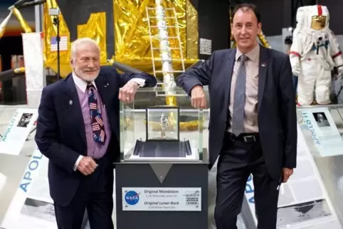 2014 zu Besuch in Speyer: Buzz Aldrin, zweiter Mann auf dem Mond, hier mit Ausstellungsleiter Gerhard Daum vor der Nachbildung d