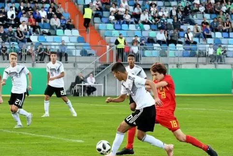 Der Mainzer Marlon Roos Trujillo will zu Maximilian Schmid (links) passen, doch der Belgier Lucas Beerten (in Rot) verhindert di