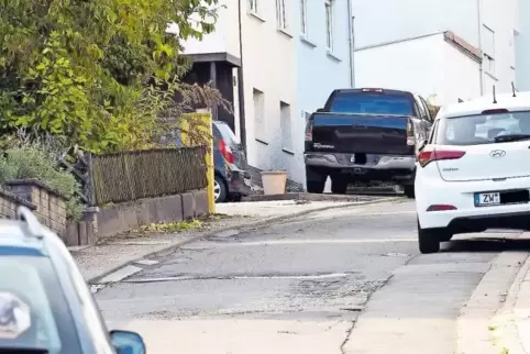 Eng geht es zu in der Contwiger Fasaneriestraße, die schon häufig geflickt wurde.