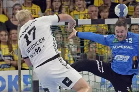 6:5: Patrick Wiencek (links) bringt Kiel in Führung.  Foto: Kunz