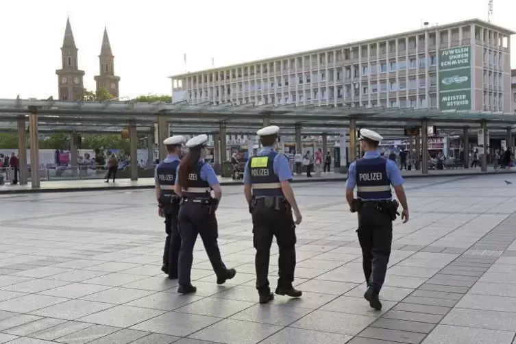 Polizei-Quartett auf dem Berliner Platz. Archivfoto: Kunz