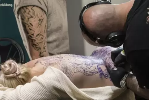 Bis ein Taattoo fertig ist, vergehen Stunden. Foto: VIEW 