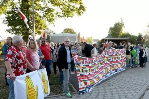 Gegen die AfD und für Demokratie, Weltoffenheit und Toleranz demonstrierten am Samstagabend in Erlenbrunn rund 150 Menschen.  Fo