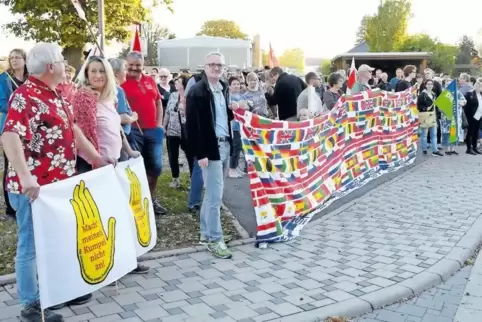 Gegen die AfD und für Demokratie, Weltoffenheit und Toleranz demonstrierten am Samstag in Erlenbrunn rund 150 Menschen.