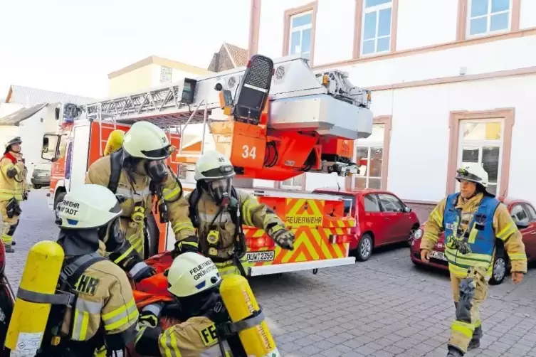Am Leininger Oberhof rückt die Freiwillige Feuerwehr Grünstadt mit Drehleiter und Sprungpolster, das vorn gerade aufgebaut wird,