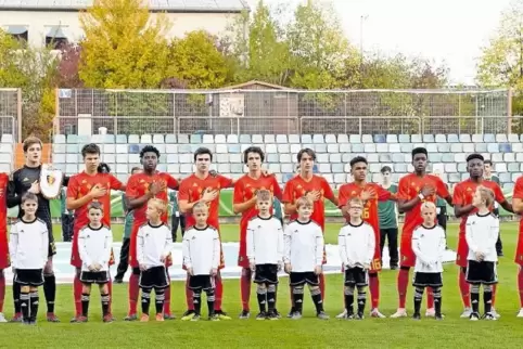 Der große Moment: Die Fußballer aus Herschweiler-Pettersheim lauschen mit der belgischen Nationalmannschaft der Hymne.