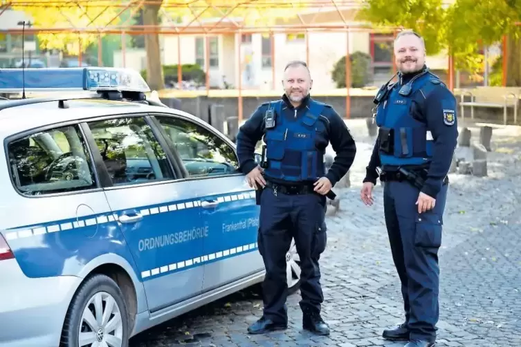 Sie gehören zum Team des kommunalen Vollzugsdienstes in Frankenthal, das für Sicherheit und Ordnung sorgen will: Marcus Bauer (l