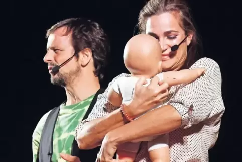 Heile bürgerliche Welt: Alexandra Kamp und Ronald Spiess stellen den Song „Feel It Still“ dar.