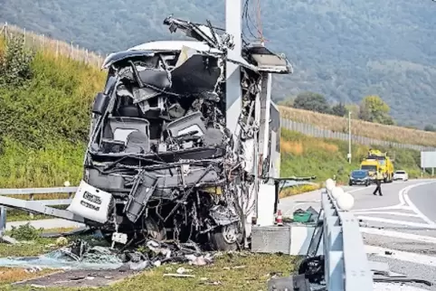 Der Bus kam in der Schweiz auf der A 2 nahe des Lago Maggiore von der Fahrbahn ab.