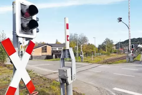 Die Schranke am Contwiger Bahnübergang führt ein Eigenleben. Die Deutsche Bahn schweigt zu dem Problem.