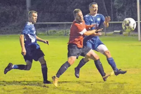 Dreimaliger Torschütze gegen Spielertrainer: Imsbachs llir Spahiu (rechts, in Blau) im Duell mit dem Rüssinger Etienne Tessié.
