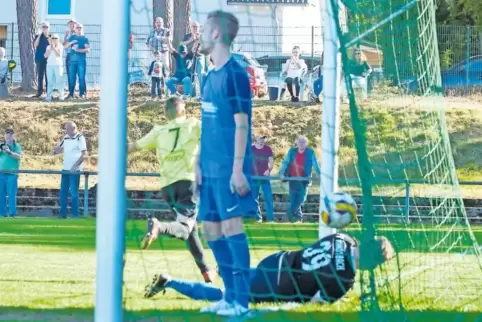 Der Bruchmühlbacher Leonard Odesho (links) dreht jubelnd ab, der Ball zappelt zum 1:0 im Netz des Kindsbacher Tores. Schlussmann