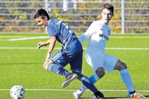 Der gute FKP-Außenverteidiger Jonas Hensel spielt hier den Elversberger Lukas Allhof aus.
